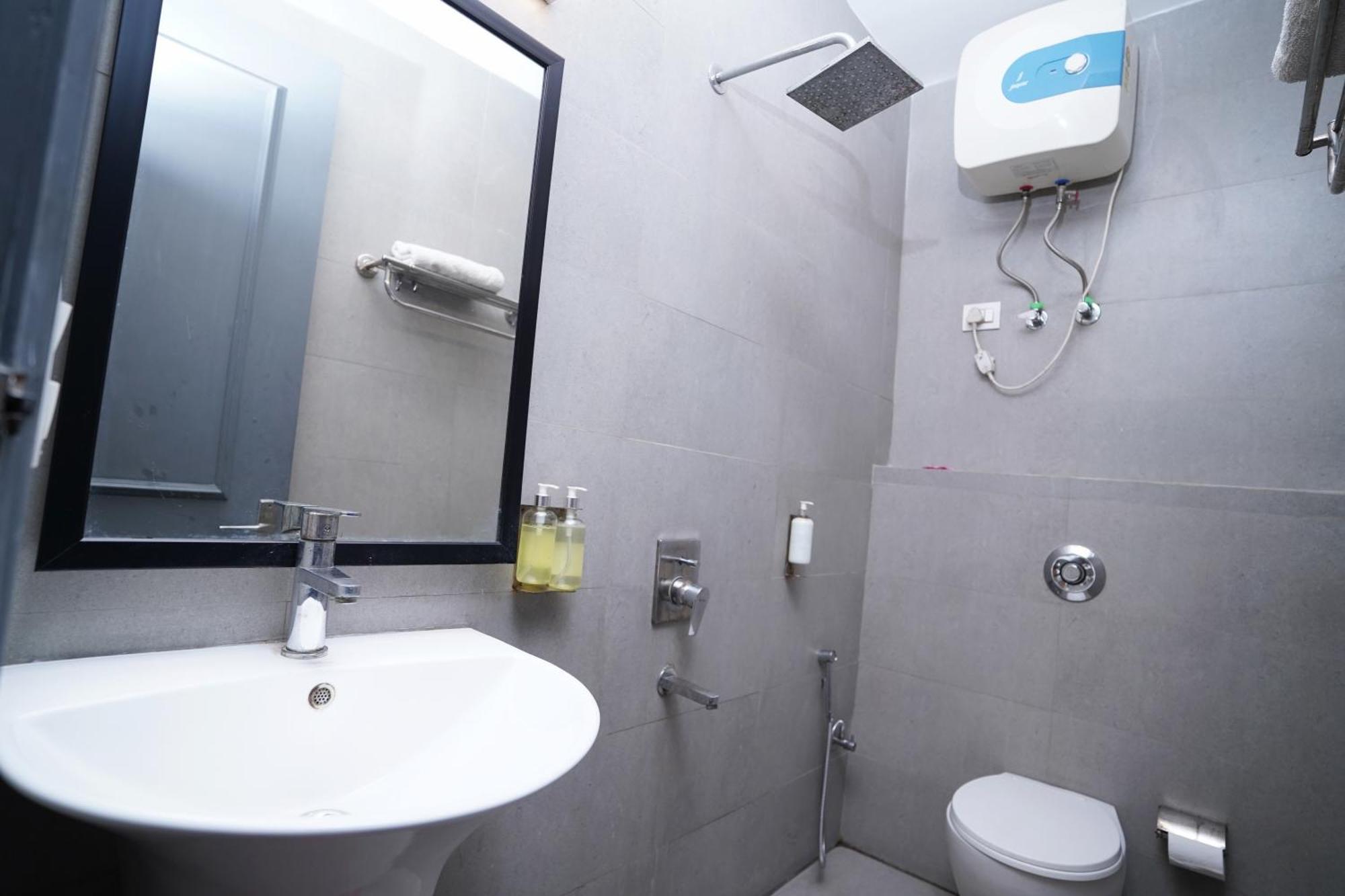 Hotel Mira Residency- Outer Ring Road, Paschim Vihar Delhi  Extérieur photo