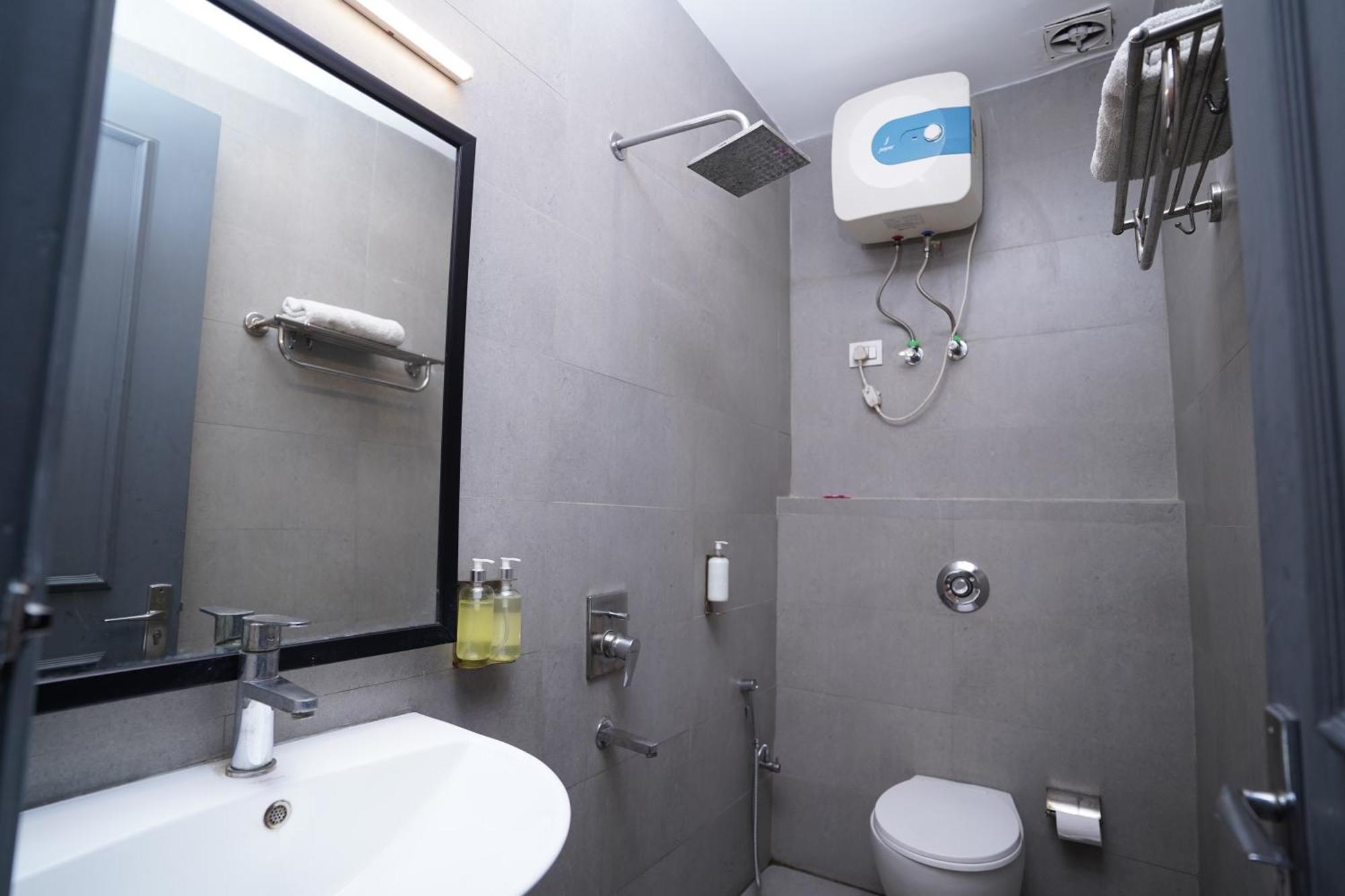 Hotel Mira Residency- Outer Ring Road, Paschim Vihar Delhi  Extérieur photo